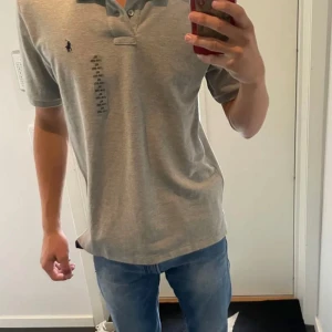 Ralph Lauren pike -  ⚜️10/10 skick(Helt ny) ⚜️Modellen är ca 182cm och 65kg ⚜️Grå ⚜️Stolek S ⚜️Hör av er vid frågor