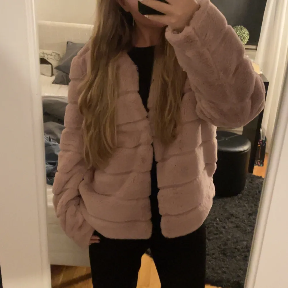 Säljer en helt ny rosa fluffjacka storlek 44 men är som en S/M. Så fin tycker om den jättemycket. Men kommer inte till användning. Säljer igen för oseriös köpare. Den kostar ny pris 700kr.. Jackor.