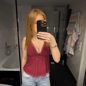 vinröd topp - vinrött topp ifrån NELLY, storlek xs!