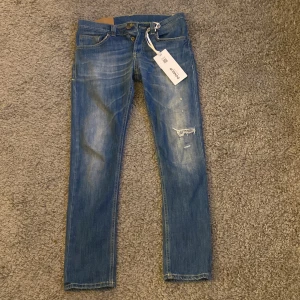 Dondup jeans med slitningar  - Säljer nu dessa riktigt feta Dondup jeans med slitningar i ett helt ok skick för endast 699