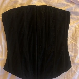 Korsett topp  - Super snygg korsett aktig topp. Säljer då jag ej använder! Hör av er om ni har frågor 