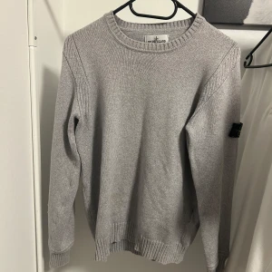 Stone island tröja - Superfin stone island junior tröja i perfekt skick. Inga skador eller fläckar. Passar storlek 170. Bara hör av er om ni har fler frågor 