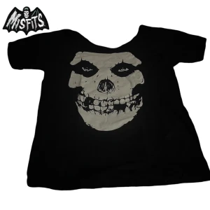 ascool croppad misfits tee☠️ - fett najsig misfits tisha som är croppad😜