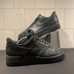 Nike Airforce 1 - Svarta Nike Airforce 1 i bra skick! Storlek 40,5. Perfekta nu på hösten. Nypris: 1499kr på Nikes hemsida.