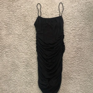 Svart klänning  - Säljer denna söta klänning eftersom den aldrig har kommit till användning. Bilden på klänningen ser lite konstig ut men om ni vill ha egna bilder så hör av er! Säljs för ett väldigt billigt pris