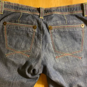 Lågmidjade flare jeans❤️ - Lågmidjade flare/raka jeans med coola sömmar!❤️ Vet inte storleken men passar på mig som brukar ha 27/28W! Jag kan mäta om det skulle behövas!❤️ köpta på humana❤️