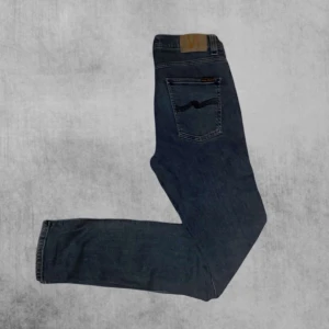 Nudie Jeans Lean Dean - Nudie jeans i nästan nyskick. Modell: Lean Dean. W30 L32. Modellen på bild är ca 180. Pris kan alltid diskuteras! Hör av er vid frågor eller funderingar!⚜️🙌