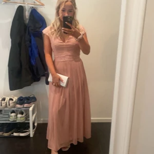 Långklänning  - Jättefin klänning använd endast en gång. Passar mig jättebra i längden som är 159.  