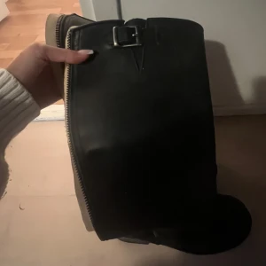 Svarta stövlar  - Svarta stövlar från Johnny bulls i jätte bra skick. Passar mig som har storlek 37 i skor. 