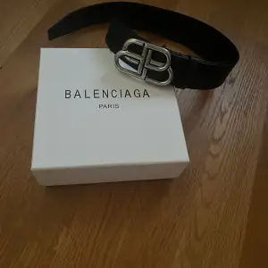 Balenciaga bälte i skick 7/10, kvitto finns på mailen, köpt från balenciaga för ungefär ett år sedan. Priset är inte hugget i sten, hör gärna av dig för frågor🤝