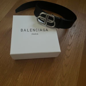 Balenciaga bälte - Balenciaga bälte i skick 7/10, kvitto finns✅, köpt från balenciaga för ungefär ett år sedan. Priset är inte hugget i sten, hör gärna av dig vid frågor eller funderingar🤝