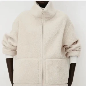 Slutsåld teddyjacka  - Vit teddy jacka från hm! Helt ny med prislapp!