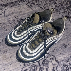 nike air max 97 - nike är max 97 köpt på junkyard för 2000kr  storlek 42,5 utmärkt skick använt fåtal gånger. skriv om ni vill diskutera pris!😇