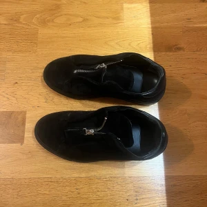 Axel Arigato sneakers - Storlek 37, säljs i använt skick, men har fortfarande mycket att ge 