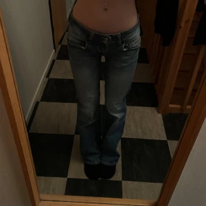 Jeans  - Low waist bootcut Jeans med snygga bakfickor, köpte på H&M för ungefär 300kr. Ganska använda men bra skick.🫶 