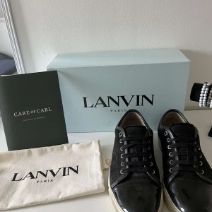 Lanvins - Säljer ett par använda lanvins i storlek 42/ uk 8  skorna är slitna under skorna men det är inget man märker vid användning. Vid köp följer box ocj kvitto med, skriv vid funderingar 🙌🏻