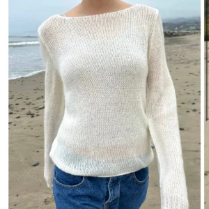 Stickad Brandy Melville tröja - Säljer denna jättesnygga stickade tröjan från Brandy Melville! Det är en krämvit färg o passar perfa nu till hösten, använd fåtal gg men inga defekter så i fint skick💞💞 Nypris 400kr 