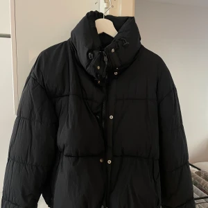 Pufferjacka zara - Fin pufferjacka från zara i nyskick. Varm och skön 
