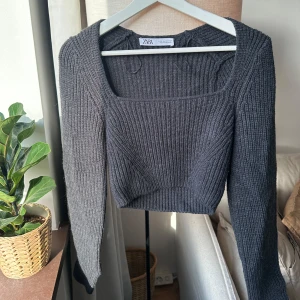 Kort stickad tröja - Fin tröja från zara, endast använd 1 gång
