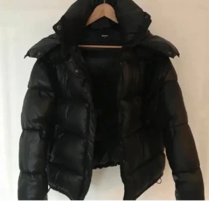 Bikbok jacka  - Säljer min bikbok jacka som inte går att köpa längre! Storlek xs men oversize i storleken! Mycket bra skick! 