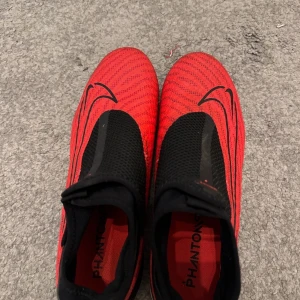 Nike Phantom GX Academy - 2-3 gånger blivit använda. Bara lite smutsiga annars helt nya, funkade inte för min fot. Storlek 42, Pris kan diskuteras.