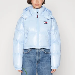 SÖKER ljusblå Tommy Hilfiger jacka! - Söker denna jackan från Tommy Hilfiger i glansig ljusblå färg! Kontakta om du har och kan sälja🙏🩵