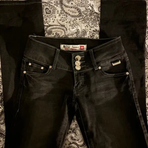 Low waist diesel jeans - Säljer mina suuuppeer fina diesel jeans. De är köpta här på plick i nyskick och är inte använda. Väldigt lågmidjade och raka i benen. På jeansen står det storlek w26 men upplever dem mindre. Midja: 32cm Innerbenssöm 72cm. För referens är jag 168💕