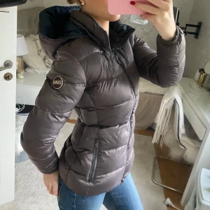 Colmar jacka - Så fin colmar jacka i lite svart brun nyans. Passar perfekt till både hösten och vintern. Den är lite figursydd❤️❤️mycket bra skick. Nypris 3800kr, mitt pris 1400kr