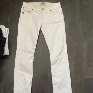 Vita lågmidjade jeans  - Normal i storlek