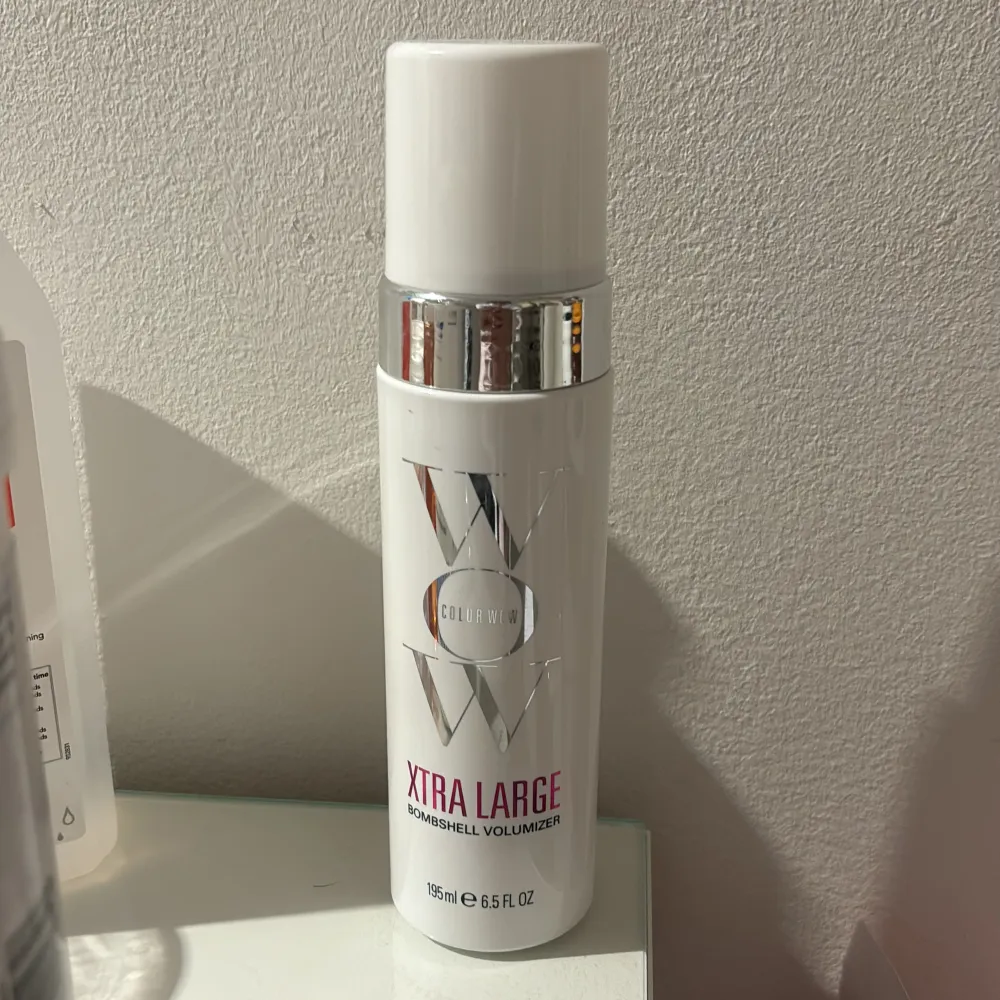 Extra Large Bombshell Volumizer 200 ml köpt för 370kr från sephora och använd ungefär 2 gånger men tyckte ej om den på mitt hår. Ger håret extrem volym och innehåller värmeskydd. Skönhet.