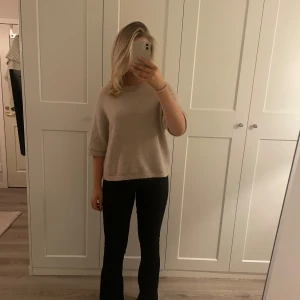 & other stories tröja - Stickad trekvartsärmad t-shirt i alpacka💕