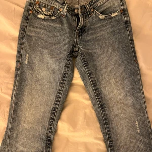 True religon jeans  - säljer nu mina älskade true religon jeans. Vill egentligen inte sälja dom men de har tyvärr blivit för små. Inga defekter och syns inte att de är använda, pris går självklart att diskutera så det bara att höra av er vid intresse eller frågor ❤️