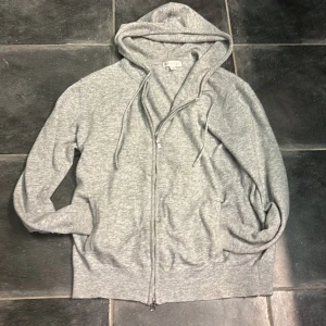 Cashmere tröja - En chasmere zip i nyskick  Storlek M  Skriv vid funderingar Pris kan diskuteras vid snabb affär 