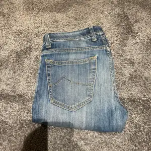 Säljer nu ett par ljusblåa Jacob cohen jeans i storlek 30, väldigt bra skick på jeansen. Modellen är straight. Skulle säga att den passar någon runt 175cm, hör av er vid funderingar.