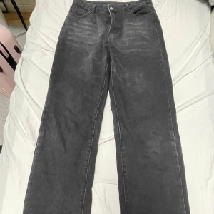 Tall Jeans - Använt några gånger men de är i fint skick. Köpta från shein och är i storlek L, för längre tjejer. 