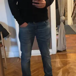 Säljer ett par jäckligt fräscha Scotch&Soda jeans i ljusblå färg med naturliga små slitningar.  Storlek: W30 L30, modellen är 178 cm lång. Ganska slim men inte för tighta som ni kan se på bilderna👖 