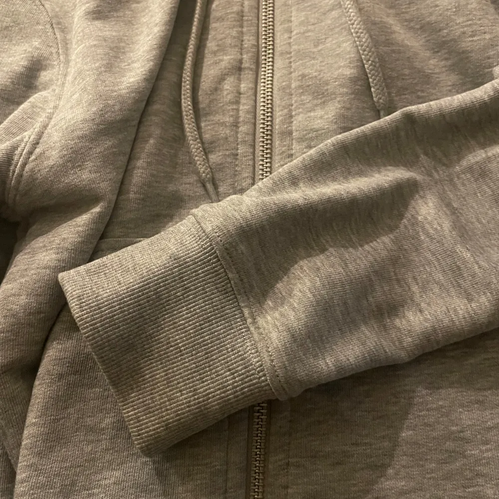 Säljer en grå hoodie från H&M Divided i storlek XS. Den är supermjuk och perfekt för höst och vinter. Hoodien har dragkedja och långa ärmar med ribbade muddar. Perfekt för en avslappnad stil eller mysiga dagar hemma. 🩶. Tröjor & Koftor.