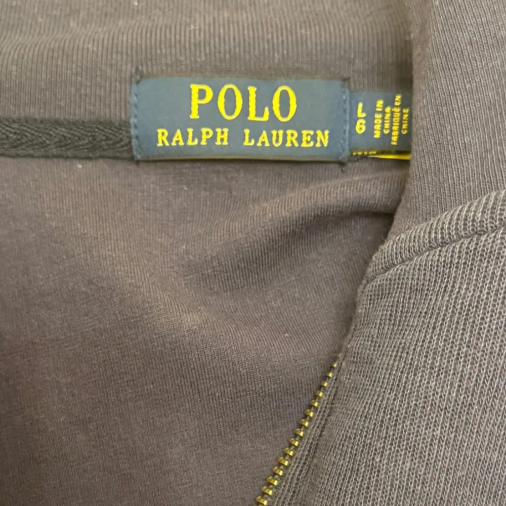 Säljer nu min Ralph Lauren tröja då den ej kommer till användning. Använd två ggr. Är storlek L men kan passa M. Produkten är ej äkta.. Hoodies.