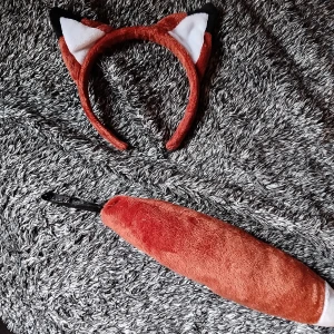 Rävöron och svans - Rävöron och svans, endast använda under ett fåtal timmar, så mycket gott skick.