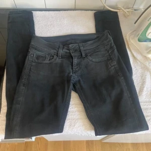 Svarta jeans från G-Star - Säljer ett par snygga svarta jeans från G-Star . De är i bra skick och har en klassisk femficksdesign. Perfekta för både vardag och fest! 🖤 Uppskattar storlek 26/34