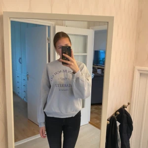 Blå sweatshirt  - blå sweatshirt från gina tricot i storlek M. Är i använt skick