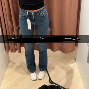 Lågmidjade bootcut jeans - Säljer dessa lågmidjade bootcut jeans från ginatricot då dom inte kommer till användning! Sparsamt använda