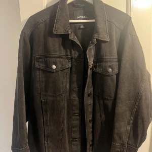 Jeansjacka - Svart jeansjacka från mobil, storlek XS