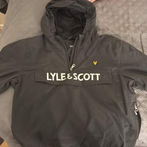 Vindjacka från lyle&scott! Storlek 14-15, men passar en xxs 