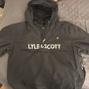Vindjacka från lyle&scott - Vindjacka från lyle&scott! Storlek 14-15, men passar en xxs 