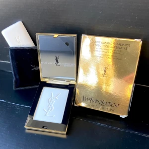 Radiance Perfection Universelle - Pudret Yves Saint Laurent Poudre Compacte Radiance Perfection Universelle. Fixerar makeup. Ofärgad.  Ej använd eller testad. Endast fotad.