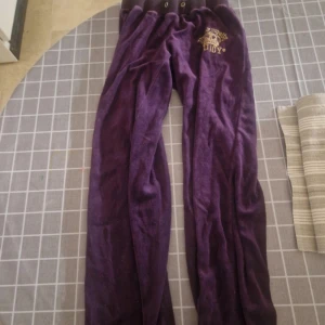 Juicy dressen  - Juicy dressen som jag inte har använt så mycket. Den har inga skador på seg. midjemåttet är 72 till 79 cm