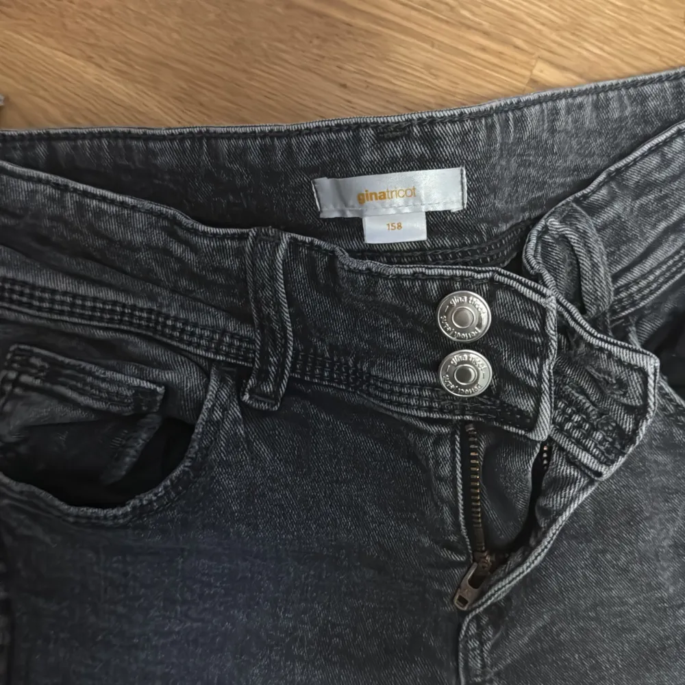 Gråa bootcut jeans från gina tricot,inga slitningar vid benen! Växte ur det fort så det är inte slitna! (Om ni vill ha bilder på hur dem ser ut på så får ni fråga) . Jeans & Byxor.