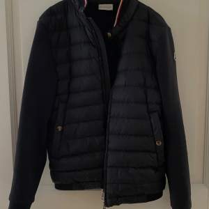 Säljer nu denna stilrena exklusiva moncler tricot cardigan🙌  Jackan är fortfarande i jättefin condition och har alltid blivit handtvättad👍  Jackan är i storlek 1 (S, XS) och är såklart äkta✅   Skriv gärna för frågor. Mvh 😊