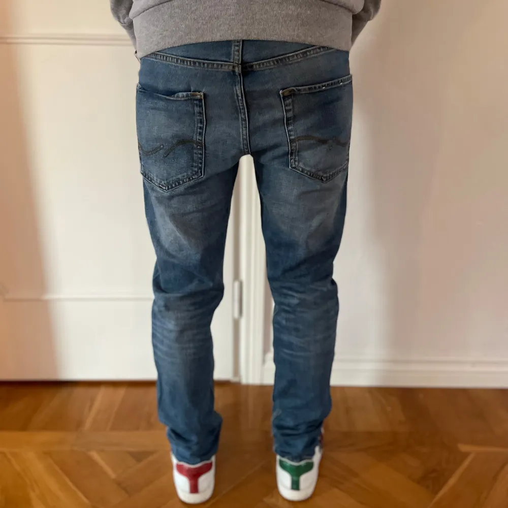 Blå jeans från Jack & Jones storlek 29/32, skick 9/10, orginalpris 999kr vårat pris 399kr, skriv om du har frågor✅🤗. Jeans & Byxor.